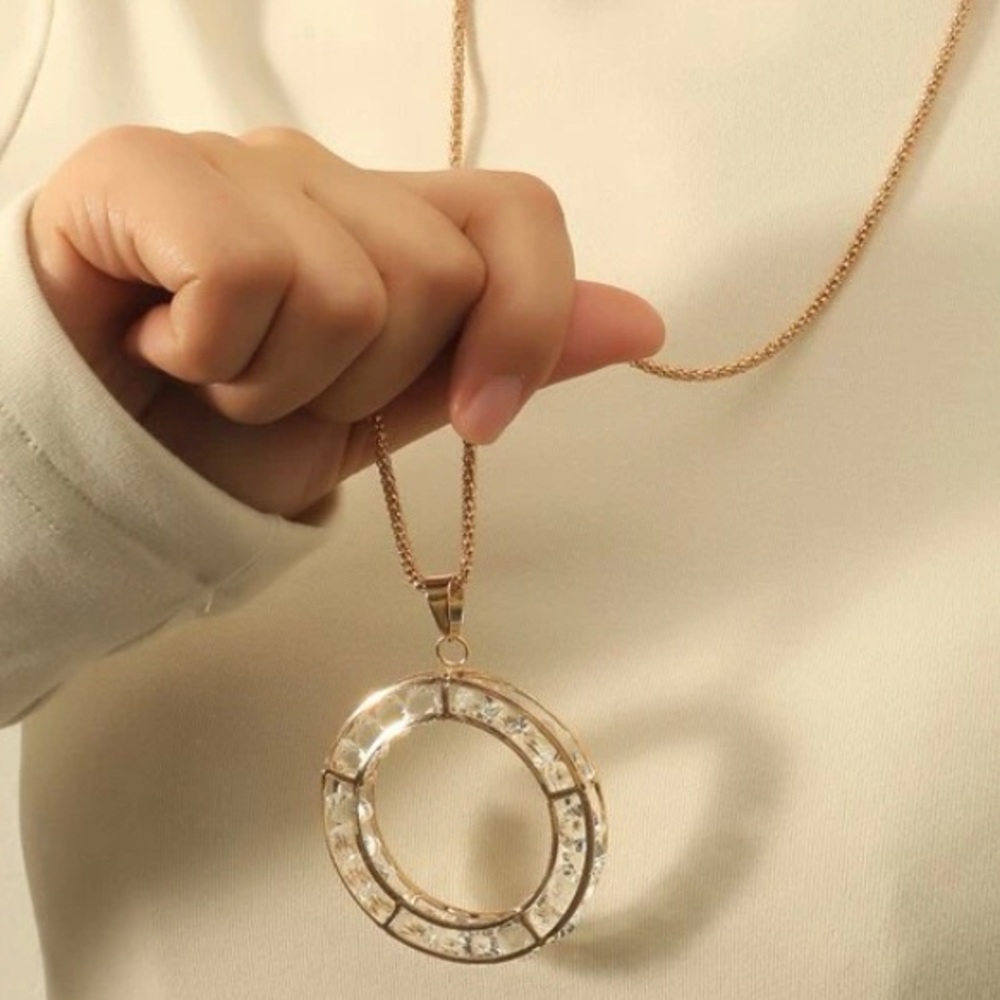 Gold necklace with gold and rhinestone diamonds.